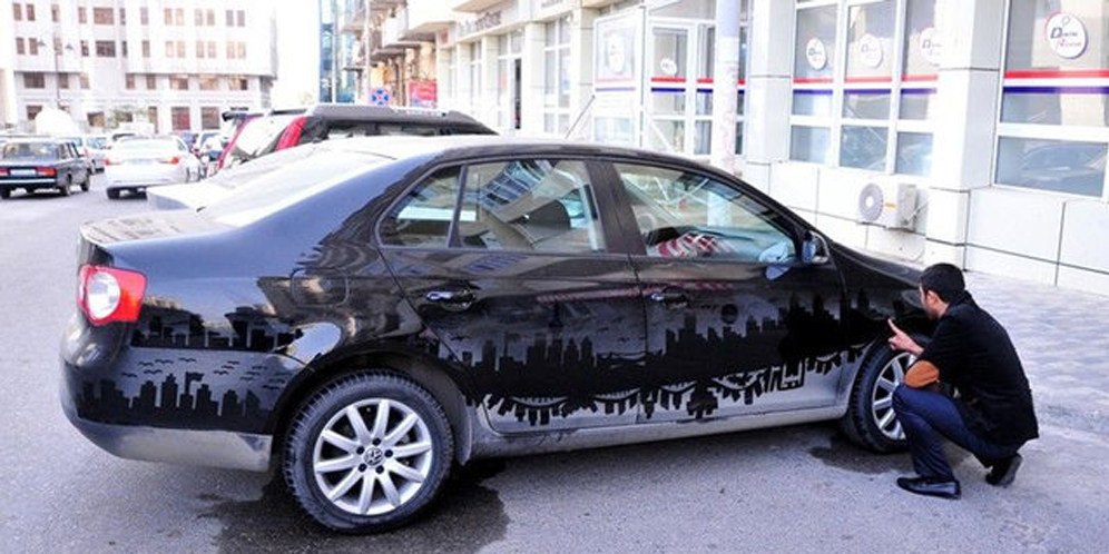 Keren Abis! Tukang Parkir Ini Lukis Mobil Pakai Debu
